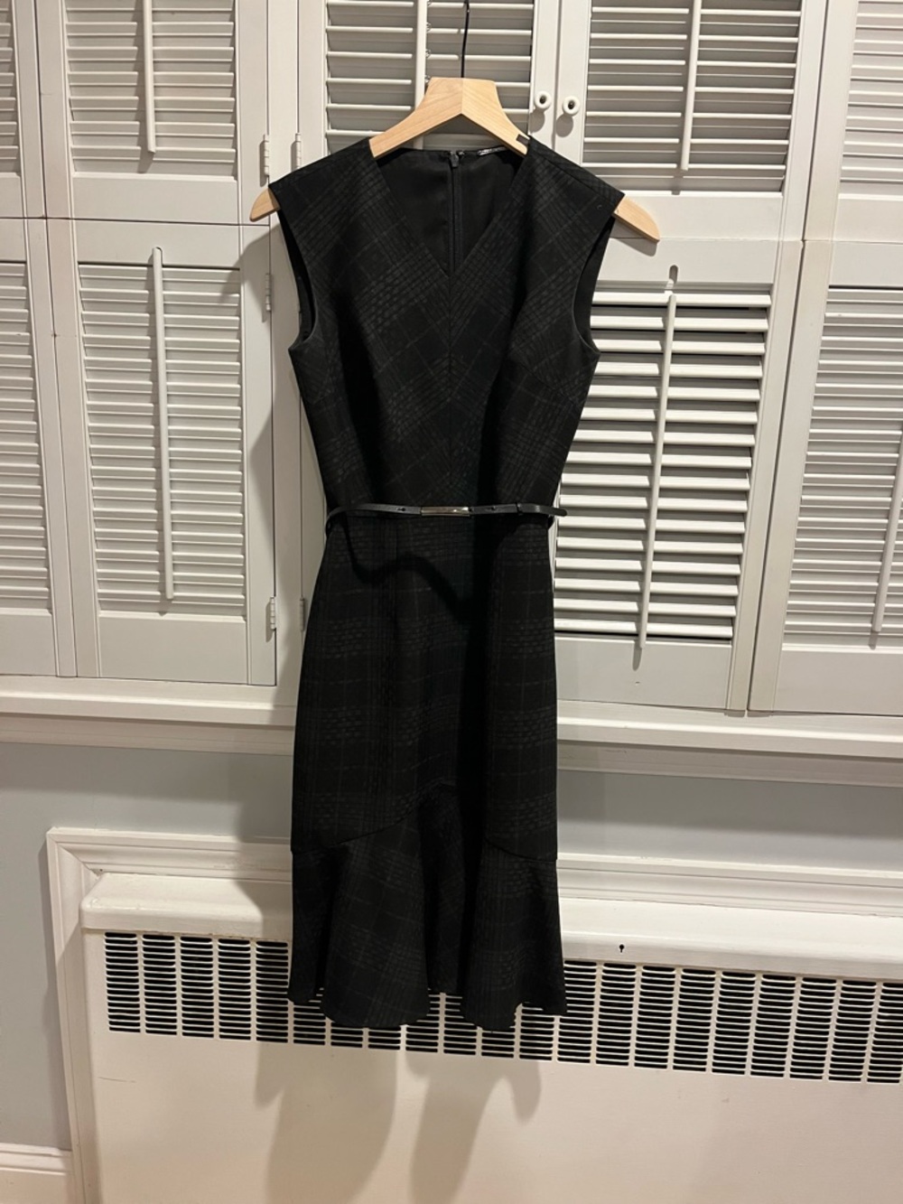Elie Tahari Black Textured V-Neck Midi Dress with Slim Belt